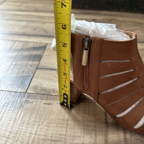 Clarks NWB Deloria Ivy Tan Leather Cuir Brun Heel Bootie Sandal size 7 - Picture 6 of 15